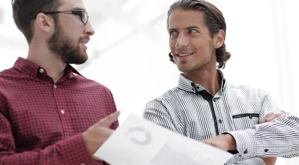 Çalışanlar şirketin belge tartışıyor