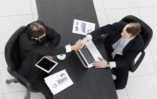 Visa från top.handshake av affärspartners ovanför bordet — Stockfoto