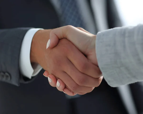 Gente de negocios estrechando manos aisladas sobre fondo blanco — Foto de Stock