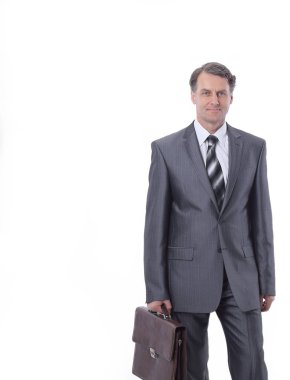 Tüm büyüme. Ceket tutan takım elbiseli ciddi adam