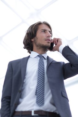 Mobil .isolated beyaz üzerine konuşurken işadamı.