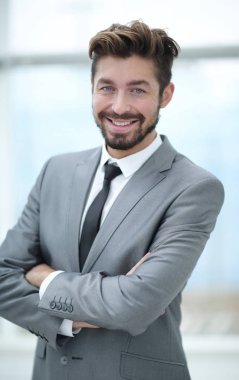 gri takım elbiseli bir genç adam