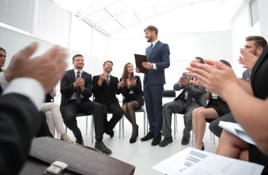 İş koçu iş ekibiyle iletişim kurar.