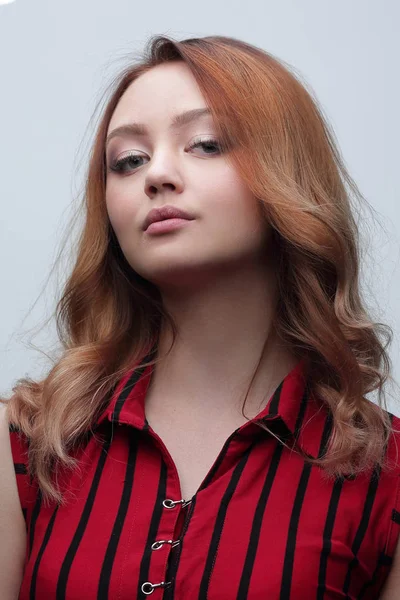 Blondine mit lockiger Frisur und roten Lippen — Stockfoto