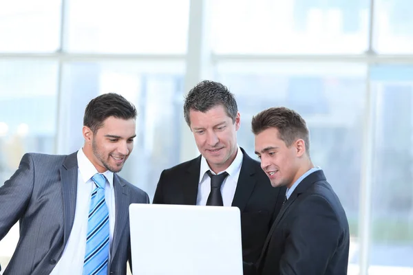 Affärspartner med en laptop står i lobbyn på kontoret. — Stockfoto