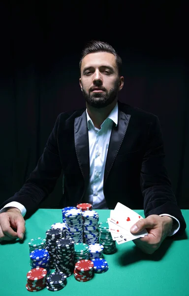 Felice giocatore di poker vincendo e tenendo un paio di assi — Foto Stock