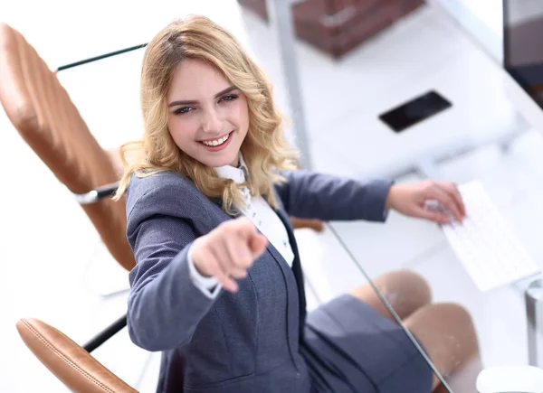 Closeup.smiling mujer de negocios mostrando adelante —  Fotos de Stock