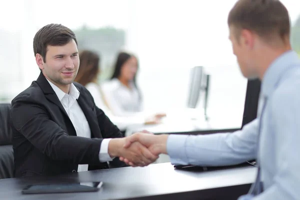 Handschlag mit Geschäftspartnern am Schreibtisch — Stockfoto