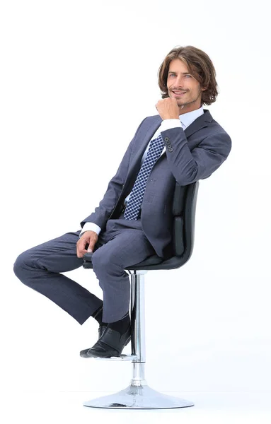 椅子に座ってエレガントなスーツで成功した実業家のイメージ — ストック写真