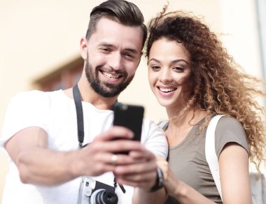 Genç bir çift yazın şehre gelir ve fotoğraf çeker.