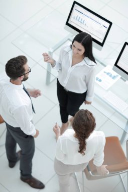 şirket çalışanları ofiste konuşuyorsun.