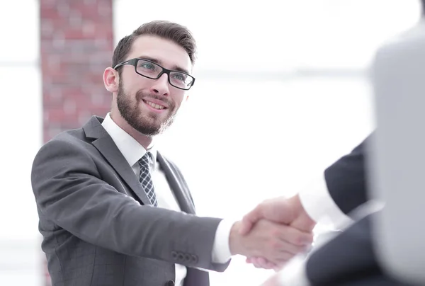 Dos colegas de negocios estrechando la mano durante la reunión. —  Fotos de Stock