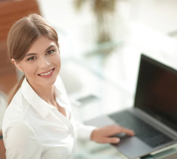 Retrato de mulher jovem trabalhando com um laptop  . — Fotografia de Stock