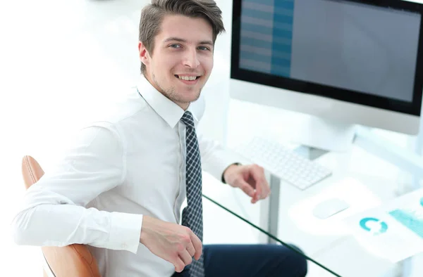 Employee sitting in front of a computer screen — Stock Photo, Image