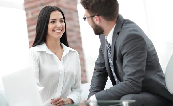 Primer plano de los empleados de la empresa que se comunican en la oficina —  Fotos de Stock