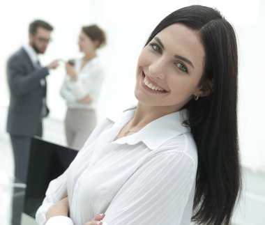 başarılı genç iş kadını işyerinde bir arka plan üzerinde