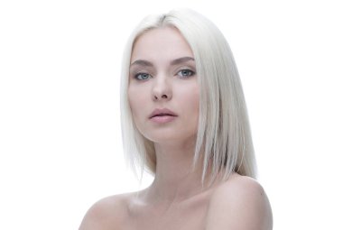 Sarı saçları ve her gün makyaj ile güzel bir genç kadının yüzü.