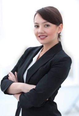 ofis arka plan üzerinde başarılı genç iş kadını.