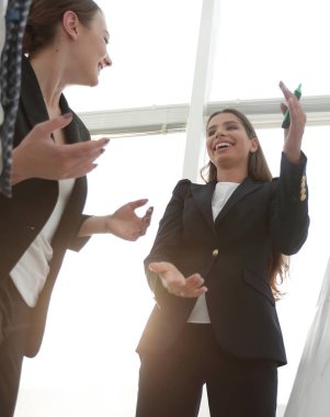 flipchart üzerinde bir marker ile işaret iş kadını