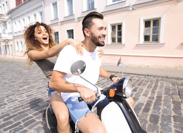 Feliz pareja joven divirtiéndose en un scooter — Foto de Stock