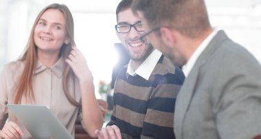 Hatta bir tablet ile çalışan üç mutlu çalışanlar