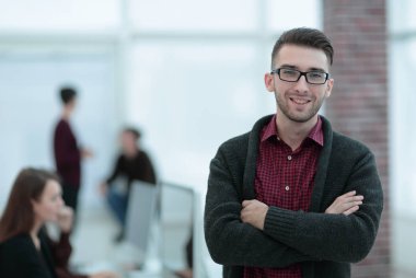 Bulanık arka plan ofisindeki iş kadını