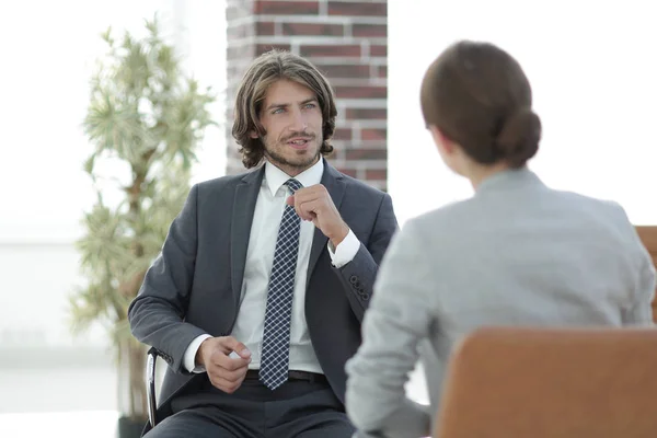 Расслабленный разговор мужчины и женщины в офисе — стоковое фото