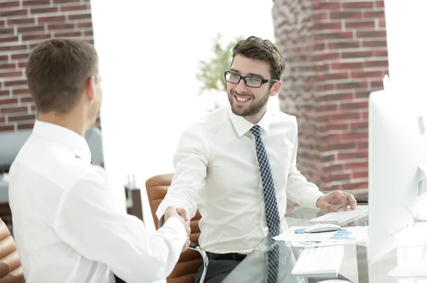 Geschäftspartner nach dem Deal per Handschlag — Stockfoto