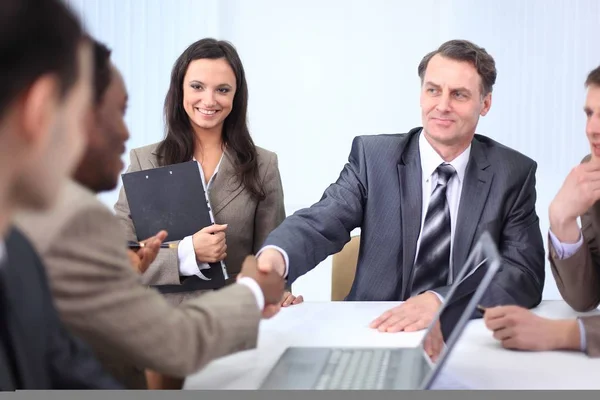 Apretón de manos socios comerciales en una reunión de negocios — Foto de Stock