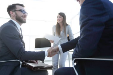 Ofiste iş tokalaşması.