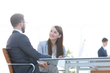 Yakın çekim. İş ortakları tartışır..