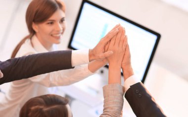 Başarılı iş adamları birbirlerine beşlik çakıyor.