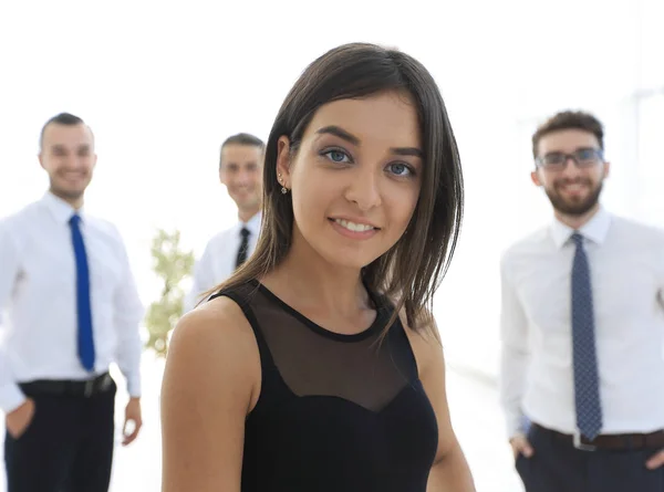 Joven empleado de la empresa en el fondo de negocio del equipo — Foto de Stock