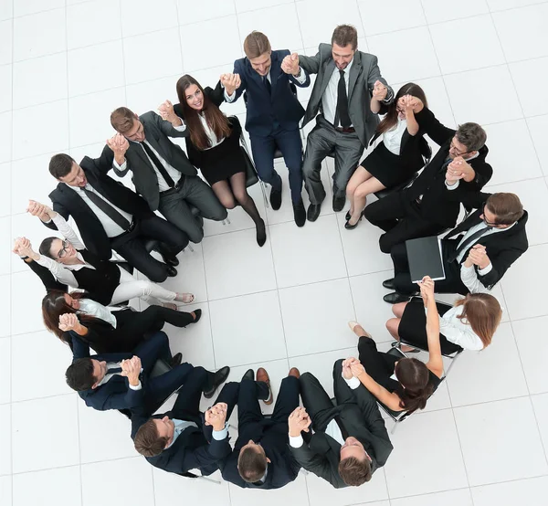 Concepto de team building.large equipo de negocios sentado en un círculo — Foto de Stock