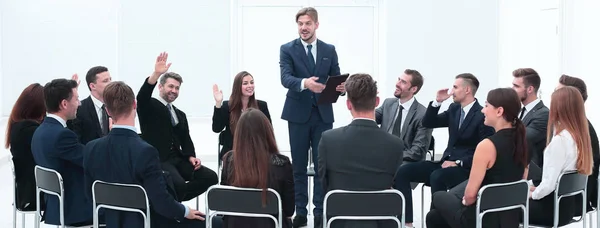 Coach lidera a sessão com a equipe de negócios . — Fotografia de Stock