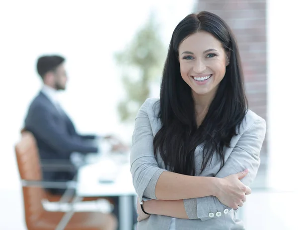 Giovane donna d'affari di successo sullo sfondo ufficio — Foto Stock