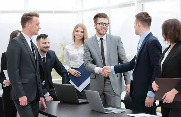 Kézfogás üzleti partnerek egy találkozón az irodában — Stock Fotó