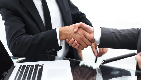 Obchodní partneři handshake před otevřené laptop — Stock fotografie