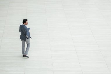 üst görünümden uzak away.businessman ile smartphone