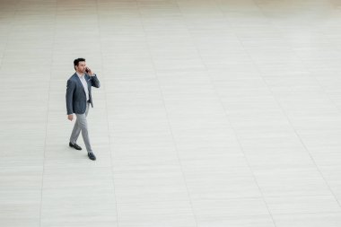 çok away.businessman bir smartphone ile ileri hareket ediyor