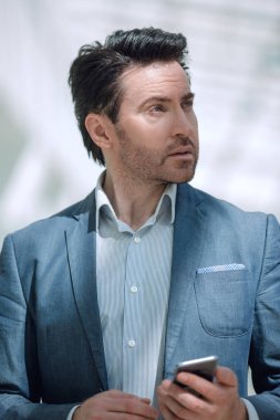 smartphone ekrana bakarak up.businessman kapatın