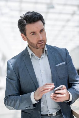 smartphone ekrana bakarak up.businessman kapatın