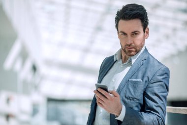 Smartphone cep telefonu ile kısa mesaj okuma up.businessman kapatın