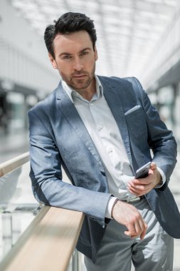 SMS ayakta Havaalanı binada okuma up.businessman kapatın