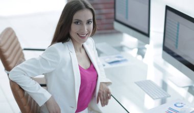 başarılı bir iş kadını gülümseyen müşteri