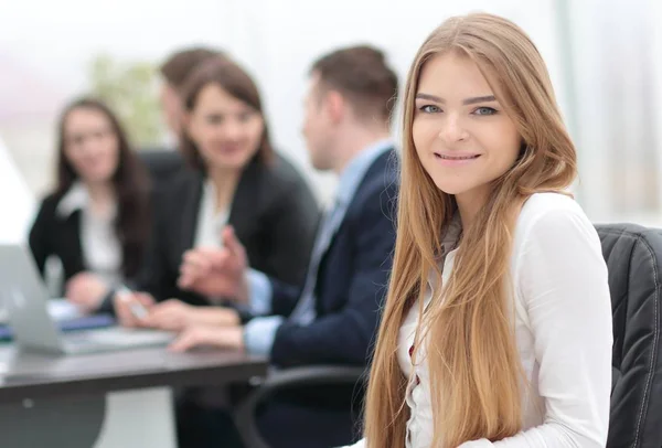 Porträtt av ung kvinnlig kontorsarbetare — Stockfoto