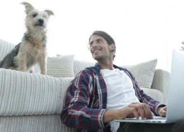 yakışıklı adam kanepede yakın katta oturan çay içiyor