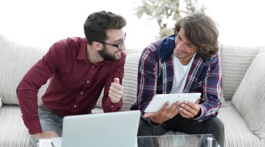 iki creative web tasarımcıları bir tablet ve bir dizüstü bilgisayar ile çalışma.