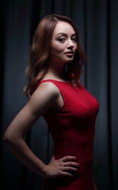 Karanlık bir arka plan üzerinde Kırmızı elbiseli kız