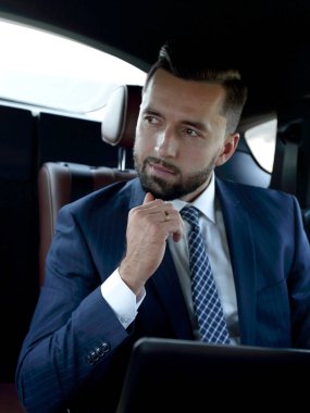 işadamı ile rahat bir arabada oturan laptop